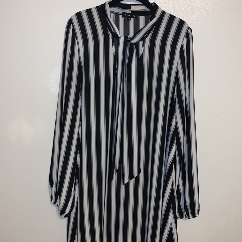 Socialite Stripe Black & cream tunic, size XL. Like new condition.